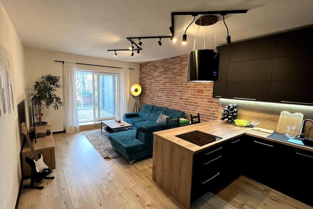 Lake Apartment, 2X Free Garage, 10 Mins To Centre Братислава Экстерьер фото